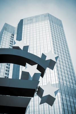 Logo of the Eu in front of large buildings with Curtain Walls.